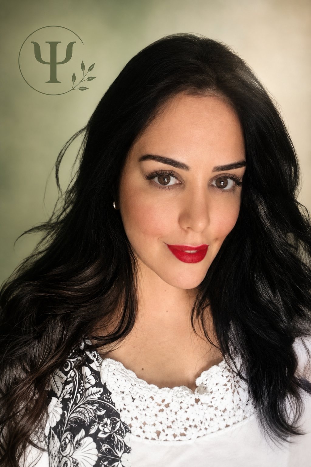 Retrato da Psicóloga Priscila Alencar sorrindo em consultório acolhedor